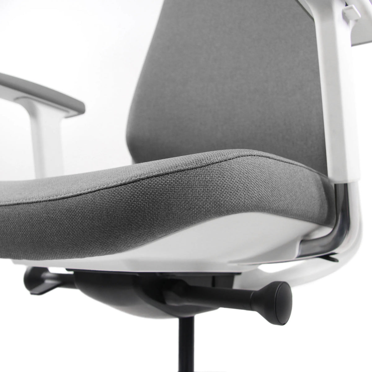 Gråt sæde og ryglæn på Professionel kontorstol CHIARO T4 WHITE fra hjh OFFICE