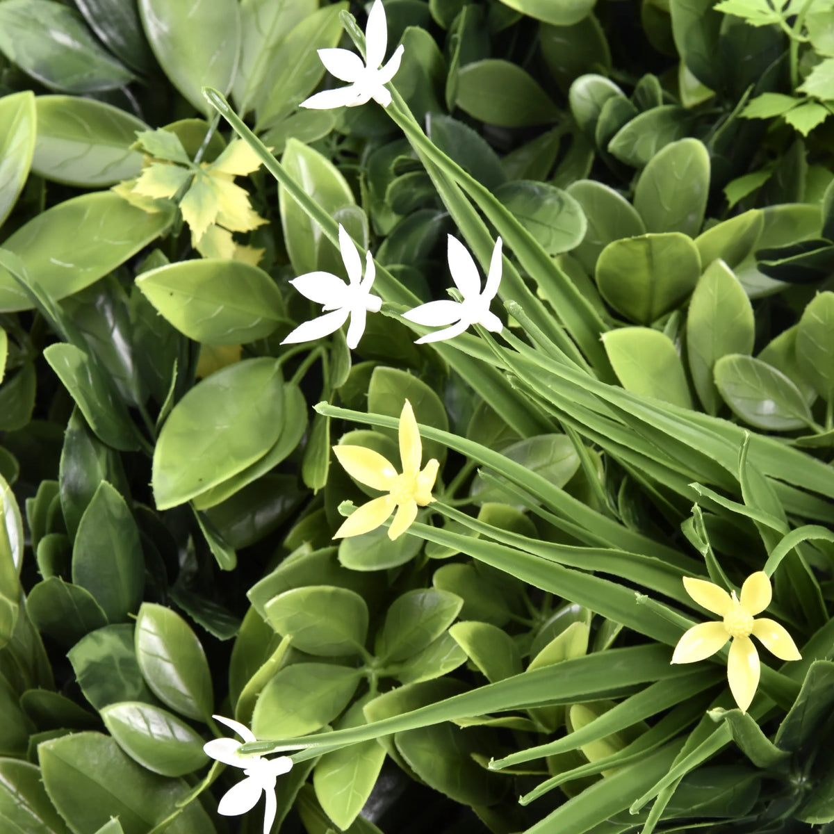 Grønne blade med små hvide og gule blomster fra Plantemåtte LEAFLUXE WALL 2 fra hjh LIVING
