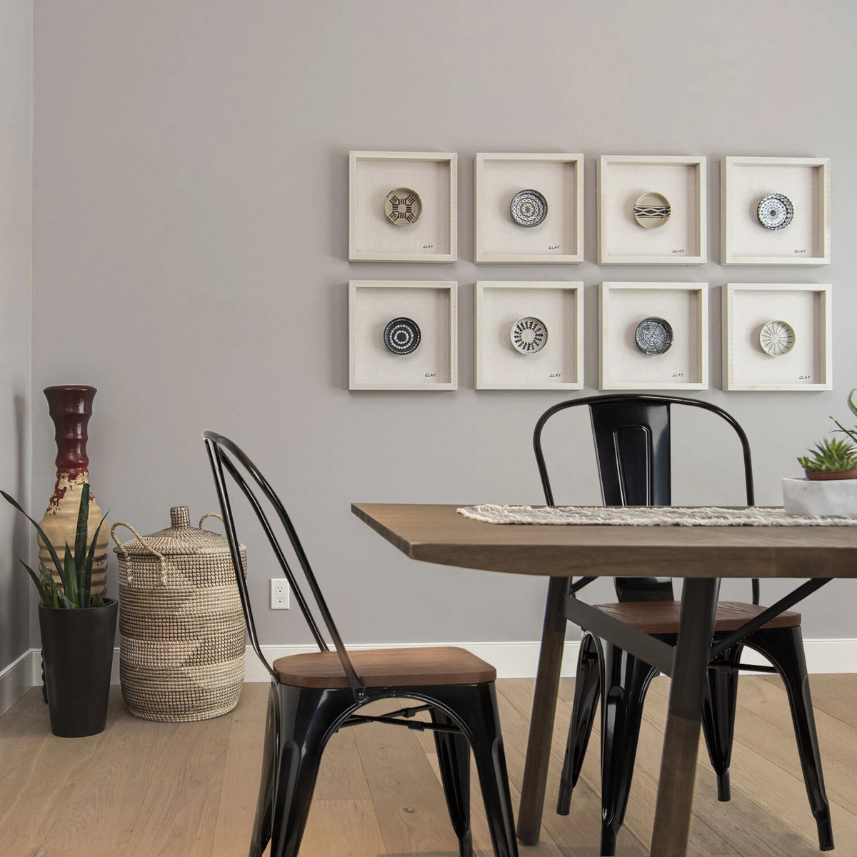 Sorte Bistrostole VANTAGGIO COMFORT W med sæder i træ ved et spisebord fra hjh OFFICE