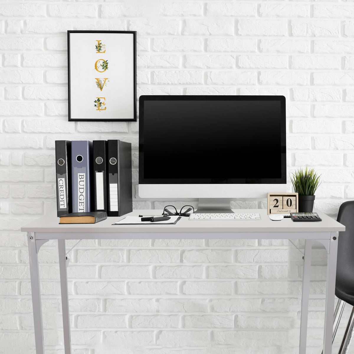 Hvidt skrivebord WORKSPACE I med mål på 100 × 50 cm foran en hvid murstensvæg fra hjh OFFICE