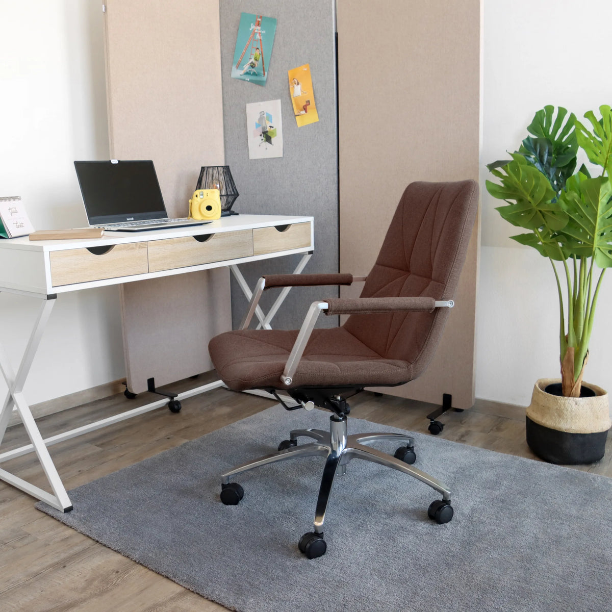 Home Office kontorstol SARANTO II i mellembrun med armlæn og hjul fra hjh OFFICE
