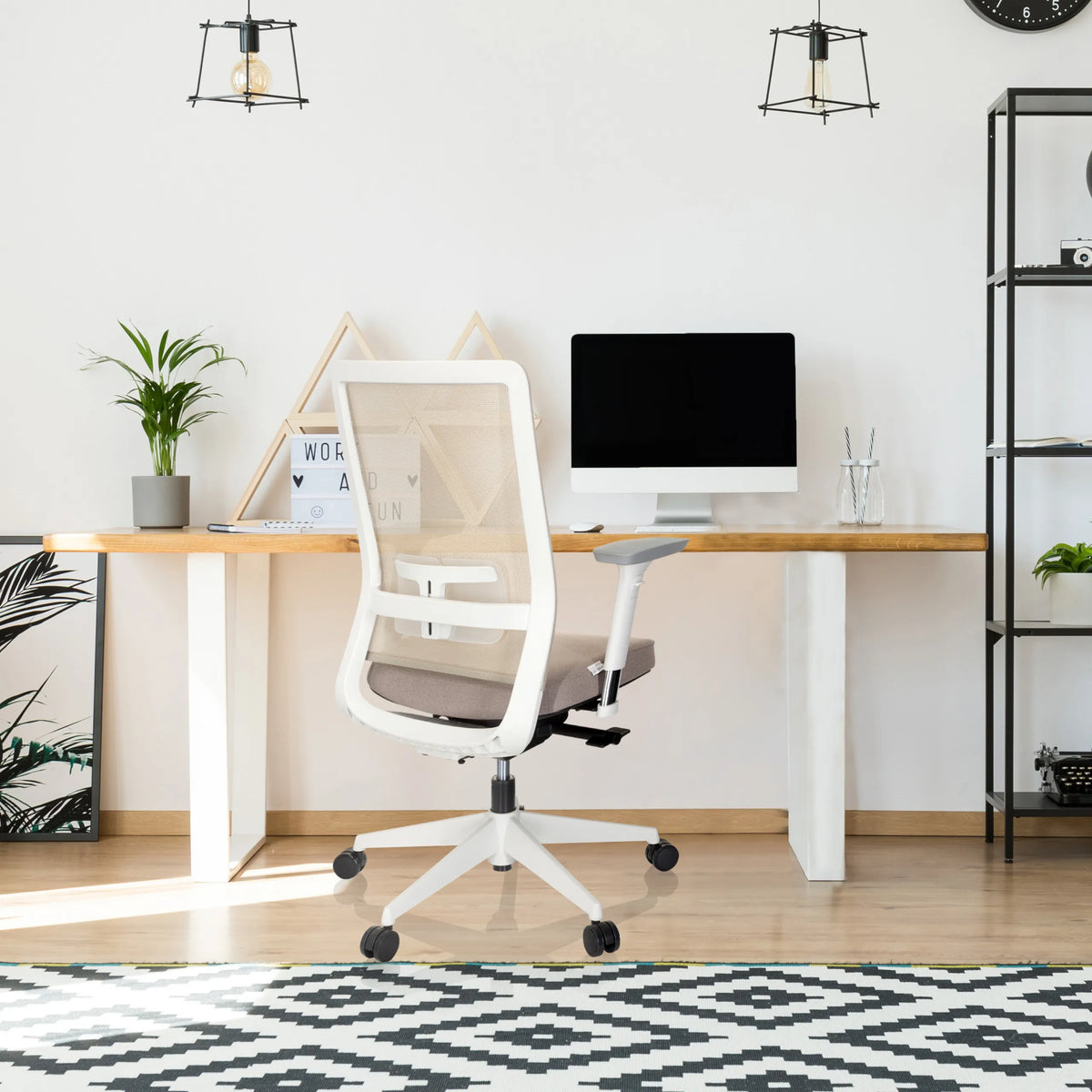 Beige Professionel kontorstol PURE WHITE med netryglæn og hvide armlæn fra hjh OFFICE
