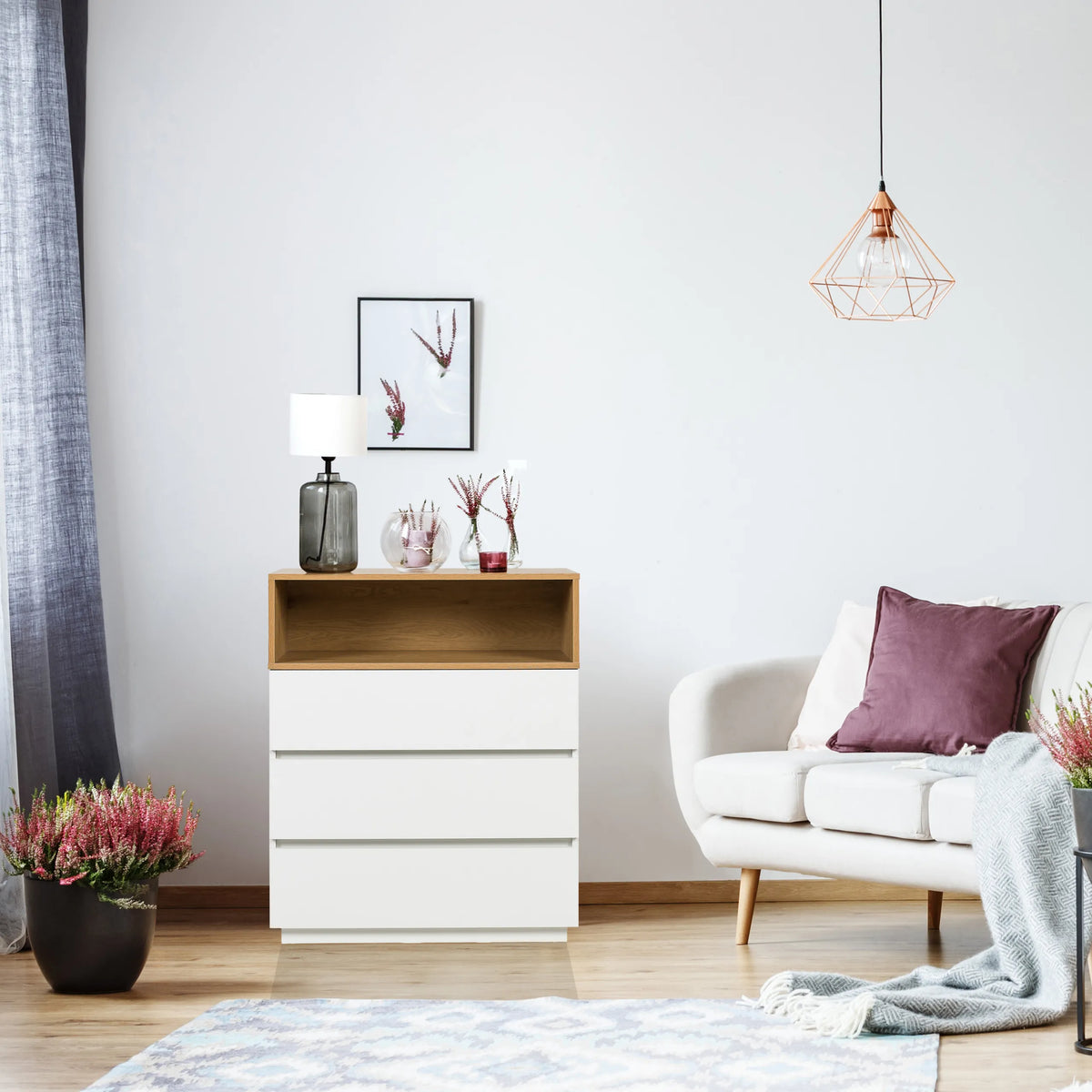 Kommode MELMO K i hvid og eg med tre skuffer og et åbent rum fra hjh LIVING