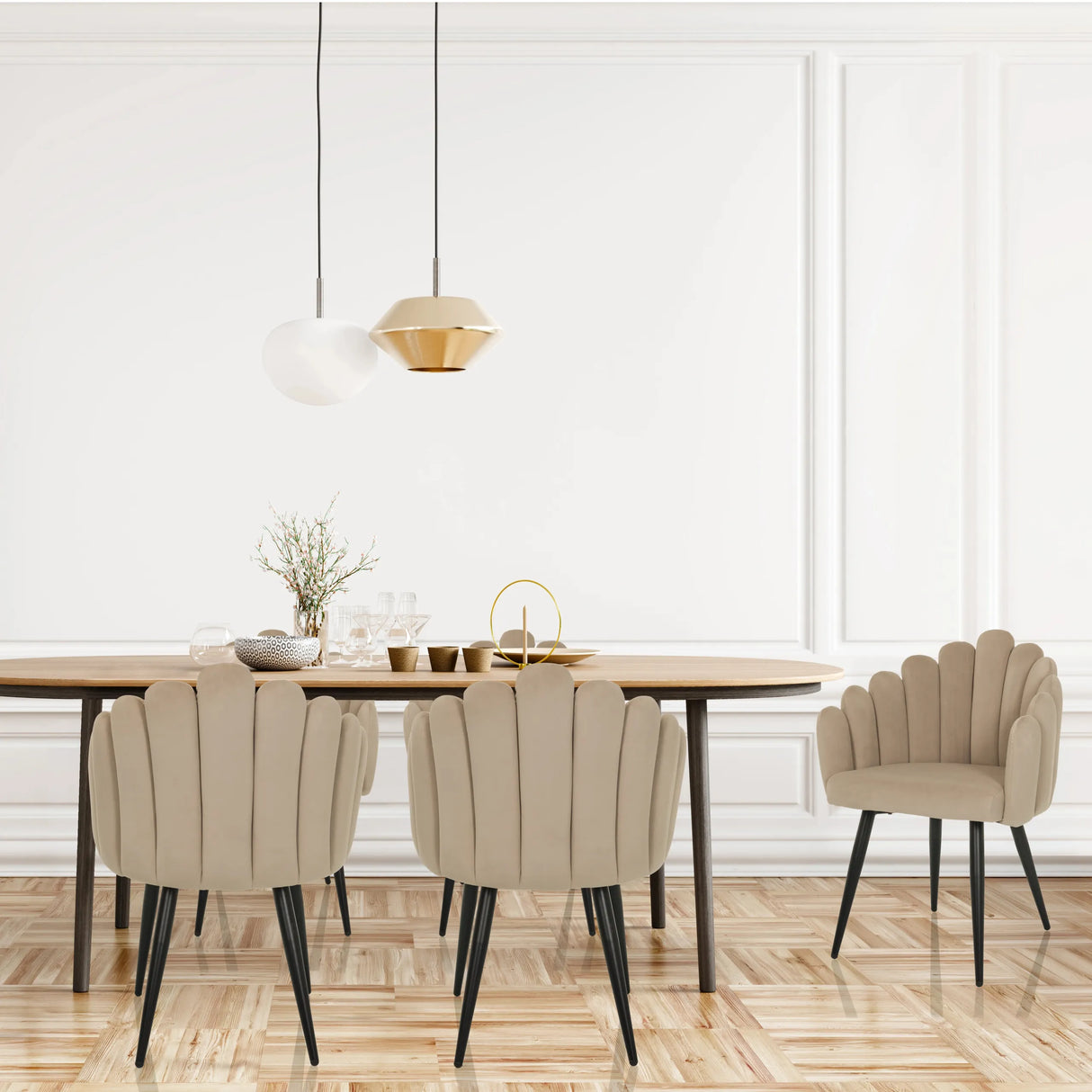Beige SCALLORE spisestuestole med muslingeformet ryglæn og sorte ben fra hjh LIVING