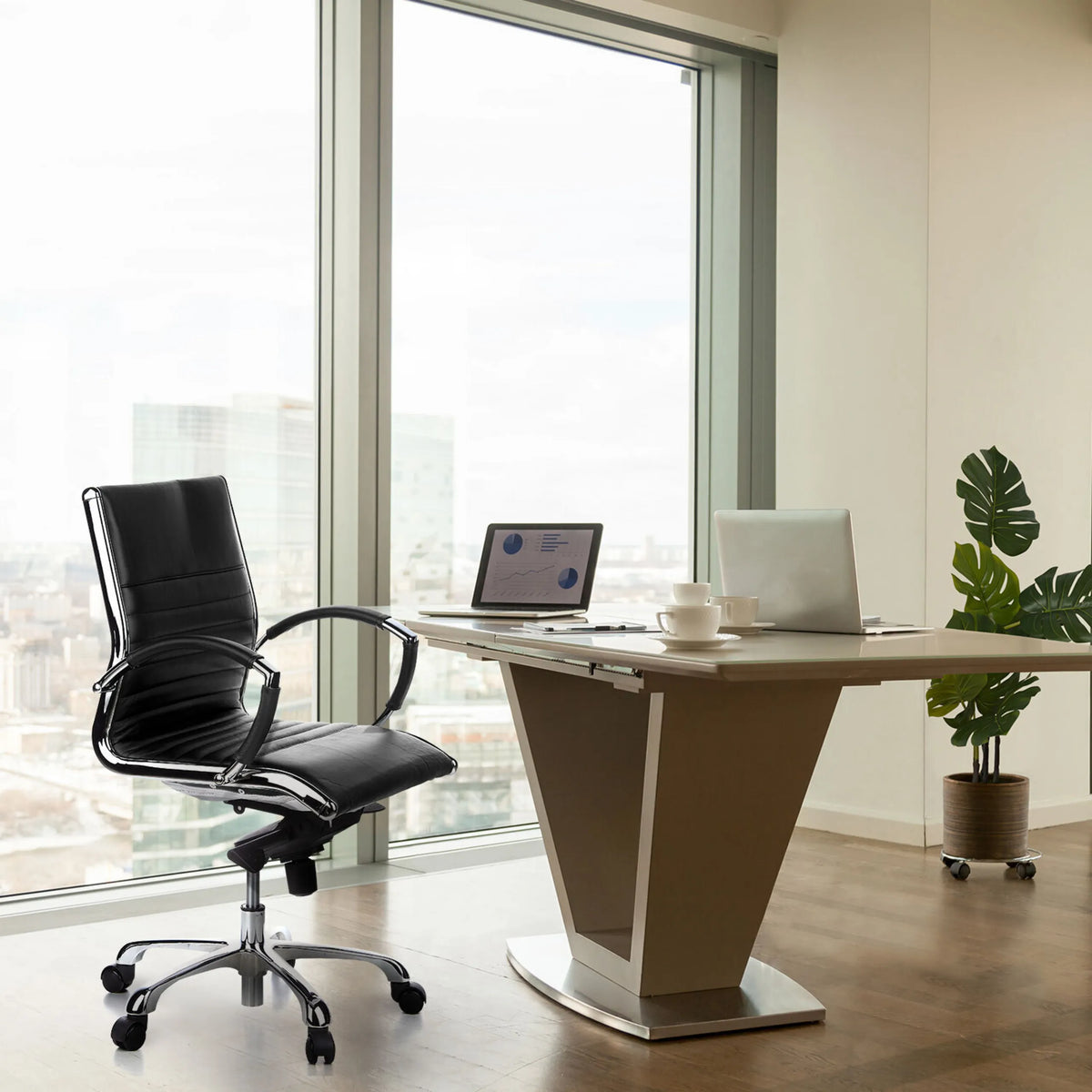 Sort Professionel chefstol PARMA 10 med forkromet stel og armlæn fra hjh OFFICE