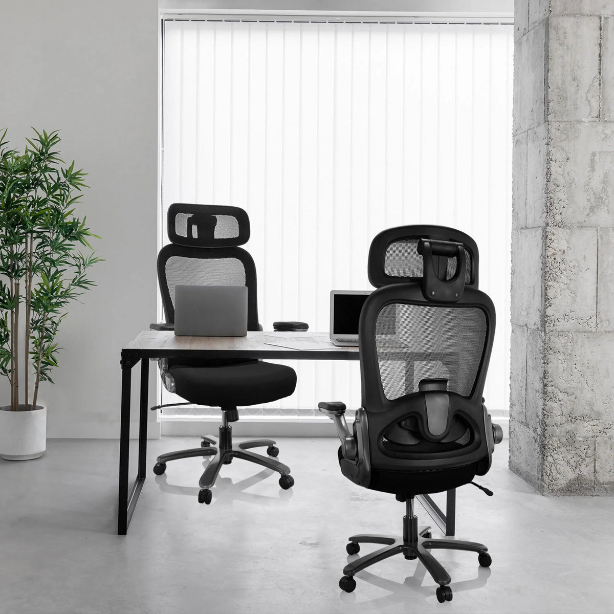 To XXL drejestole INSTRUCTOR T I PRO med netryg og stofbetræk i sort ved et skrivebord fra hjh OFFICE