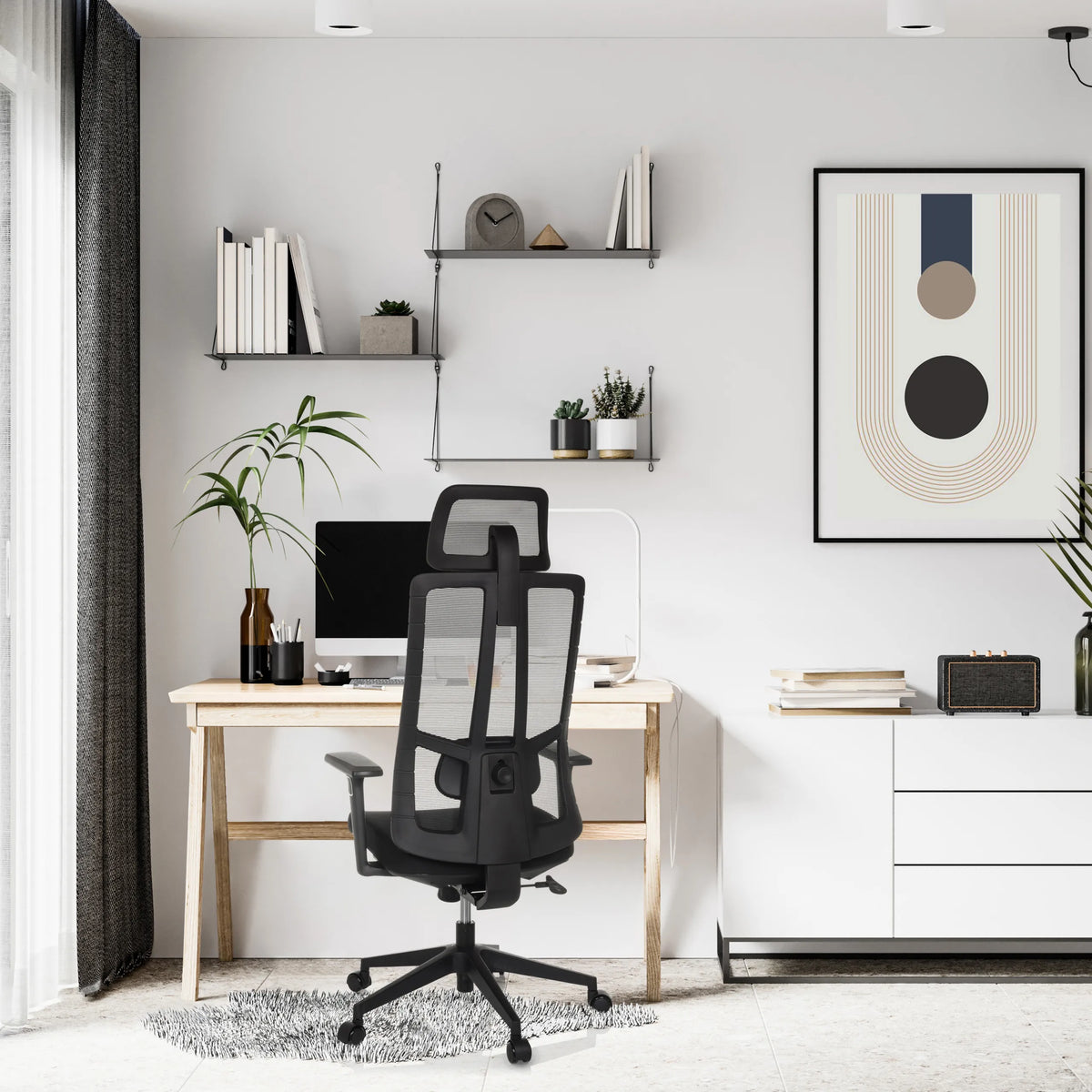 Sort Professionel kontorstol TRAMORE med mesh-ryglæn og hjul i et lyst hjemmekontor fra hjh OFFICE
