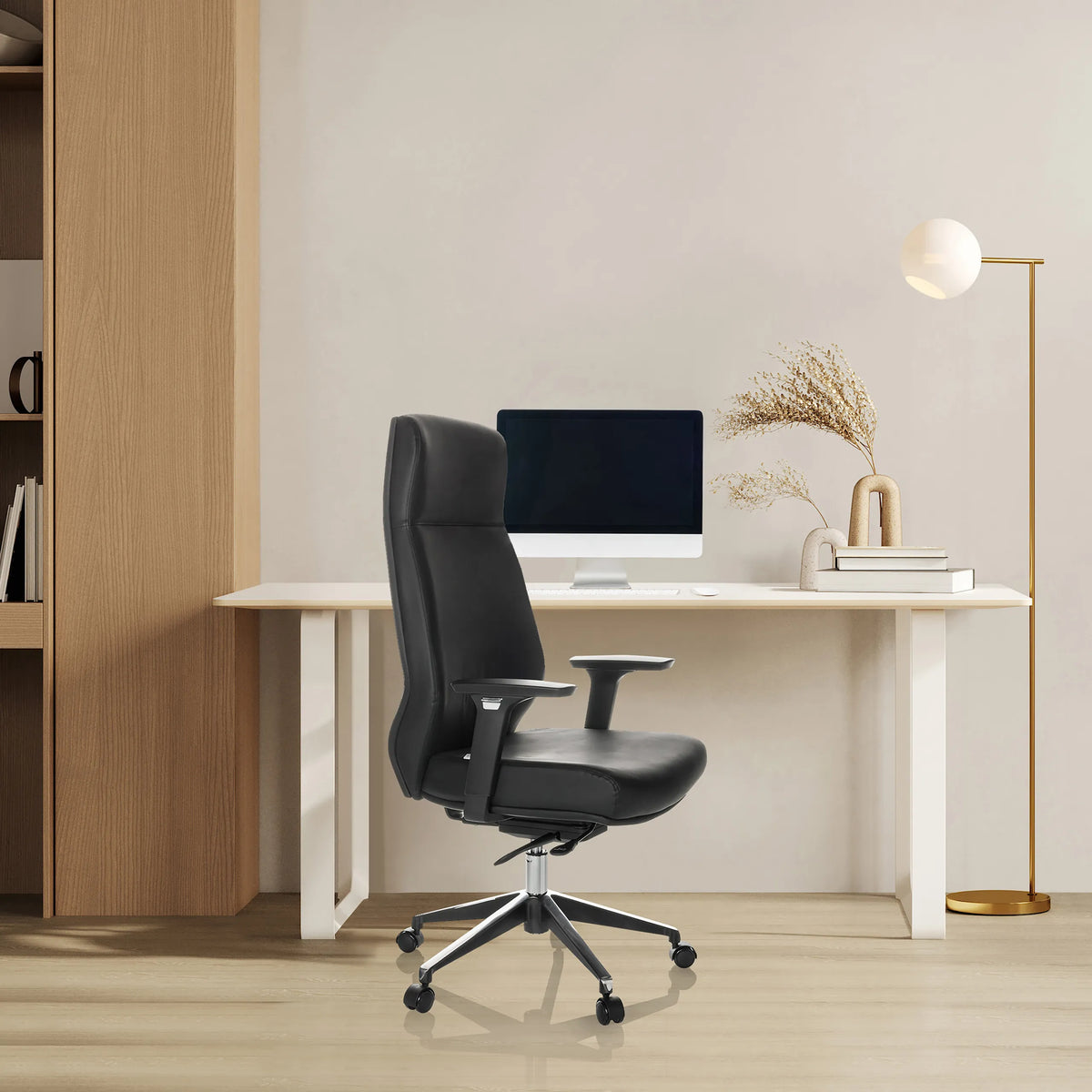 Sort Professionel chefstol VITORO ECO med armlæn og hjul ved et skrivebord fra hjh OFFICE