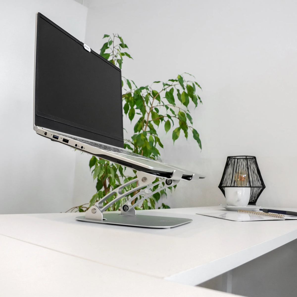 Sølvfarvet LAPTOP STAND underlag til bærbar computer med højdejusterbart stel og bærbar computer på hvidt skrivebord fra hjh OFFICE