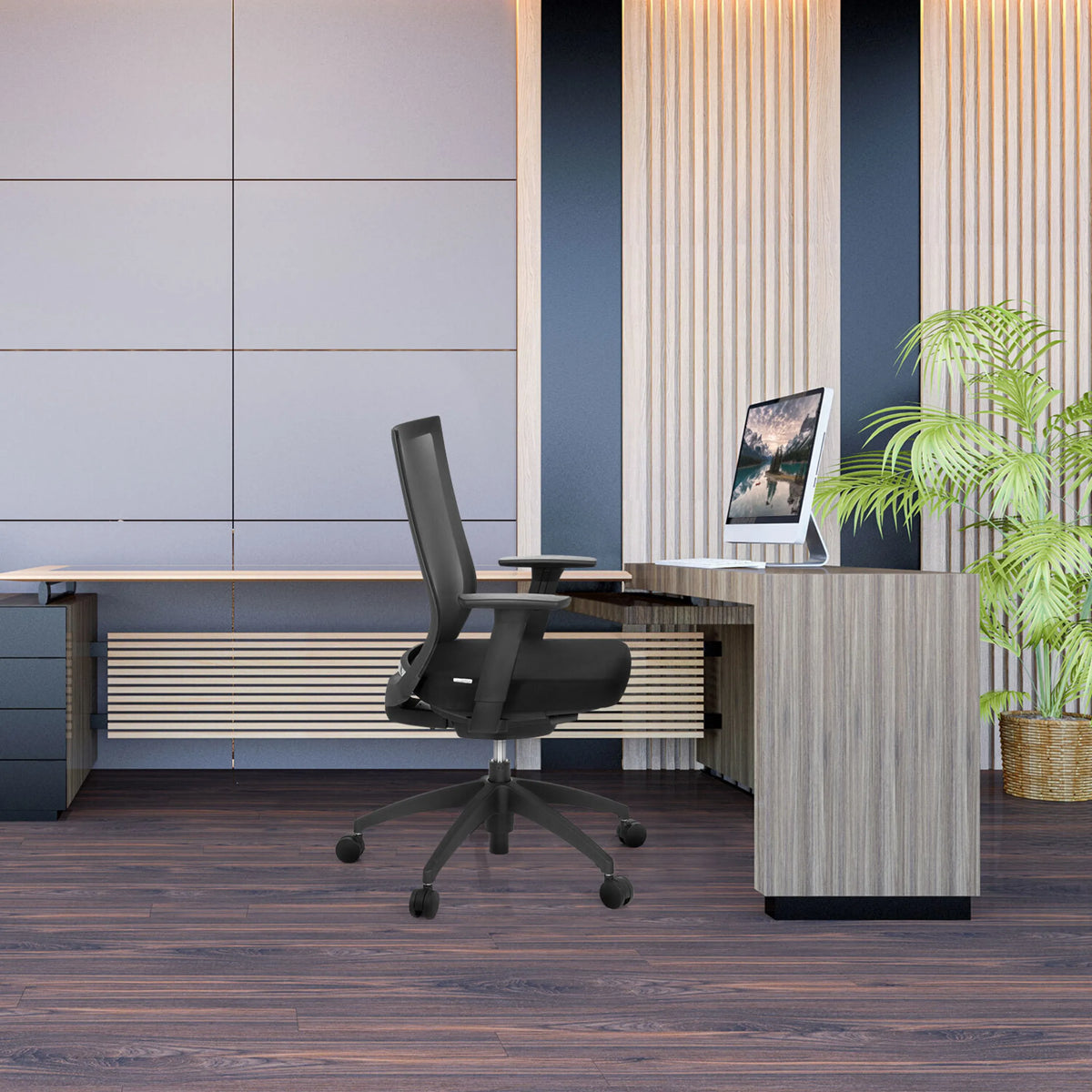 Sort Professionel kontorstol ASPEN med netryglæn ved et skrivebord fra hjh OFFICE