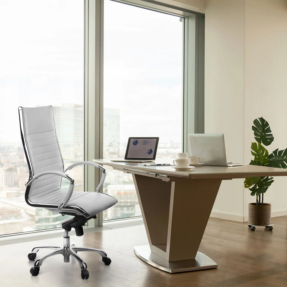 Cremehvid professionel chefstol PARMA 20 med kromstel ved et moderne skrivebord foran et vindue fra hjh OFFICE