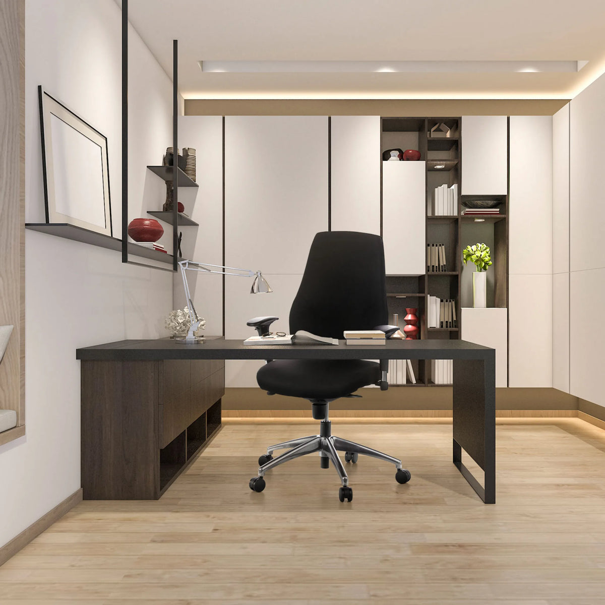 Professionel kontorstol PRO-TEC 200 i sort med krydsfod ved et mørkt skrivebord på et hjemmekontor fra hjh OFFICE