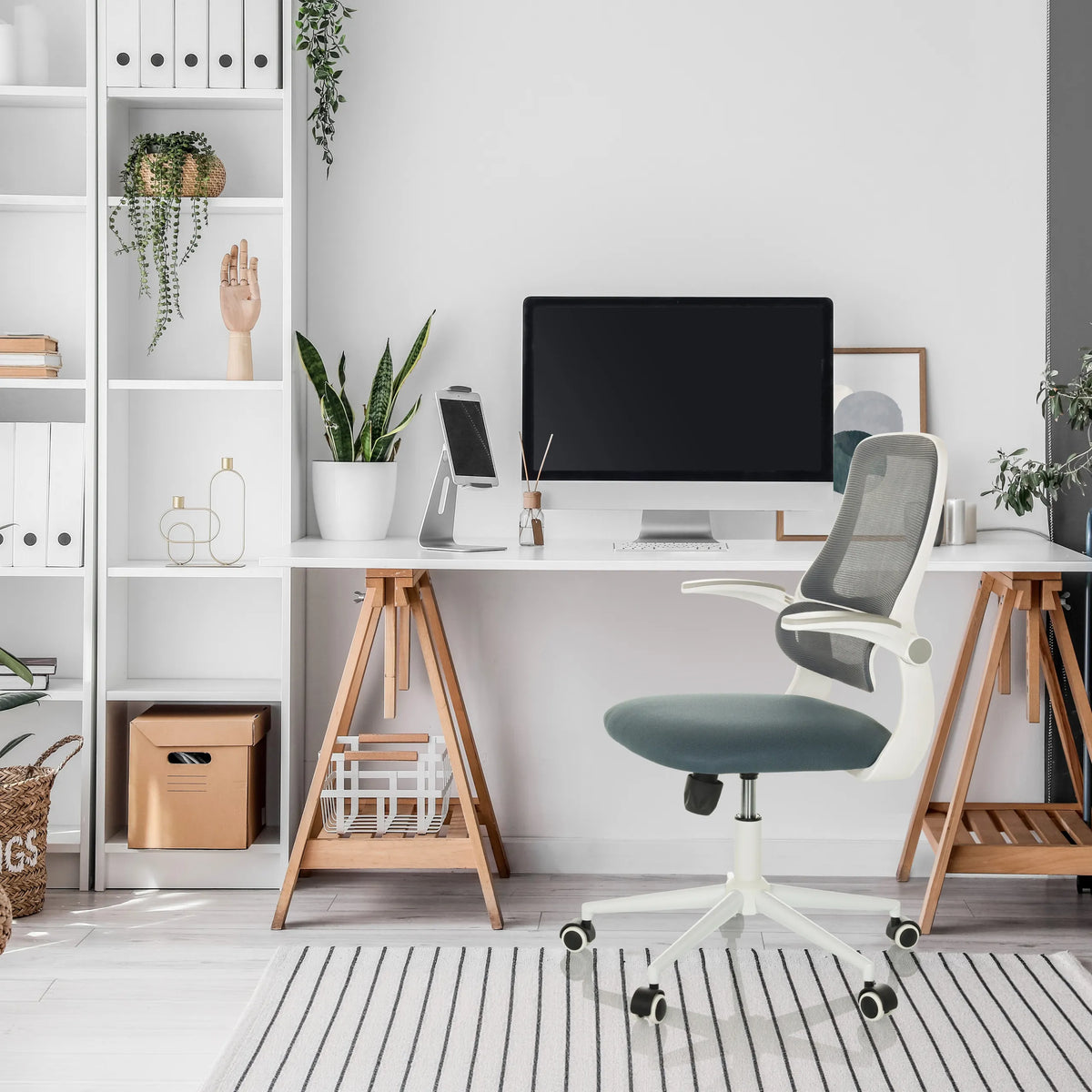 Grauer Home-Office-Bürostuhl MIKO W ECO mit Netzrückenlehne und weißen Armlehnen von hjh OFFICE