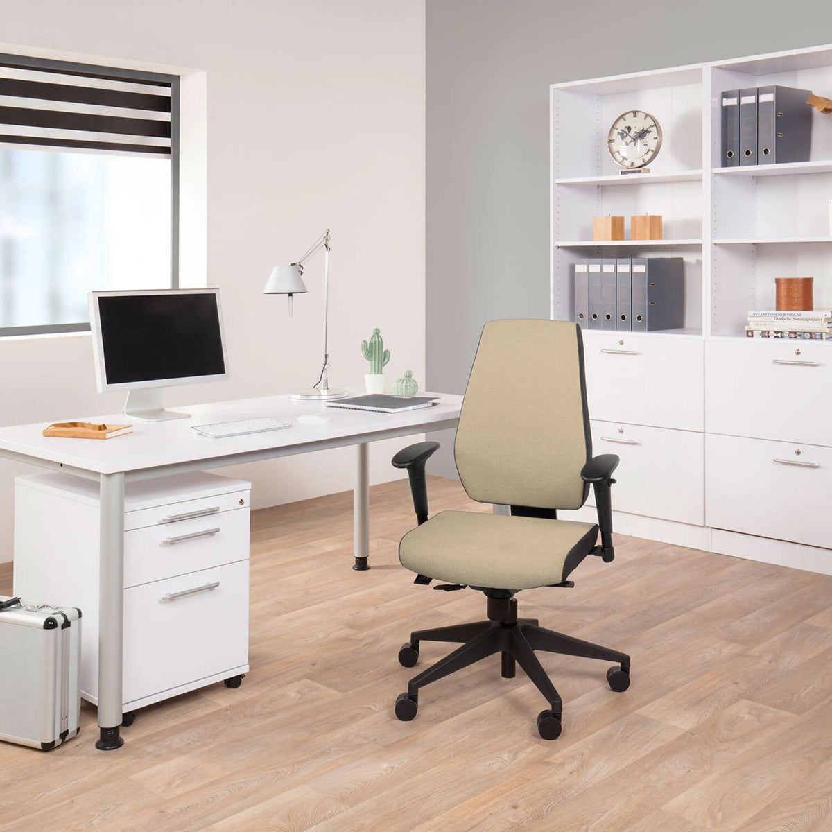 Beige Professionel kontorstol PRO-TEC 500 med justerbare armlæn og krydsfod med hjul fra hjh OFFICE