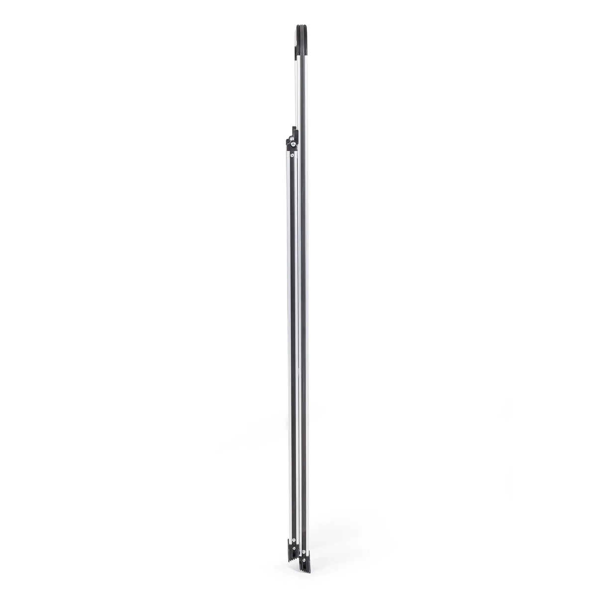Sidevisning af den sammenklappede Foldestige SOLID V i aluminium fra hjh OFFICE