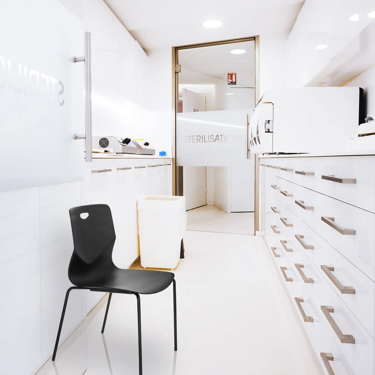 Sort stol med fire ben T36 V med minimalistisk sædeskal fra hjh OFFICE
