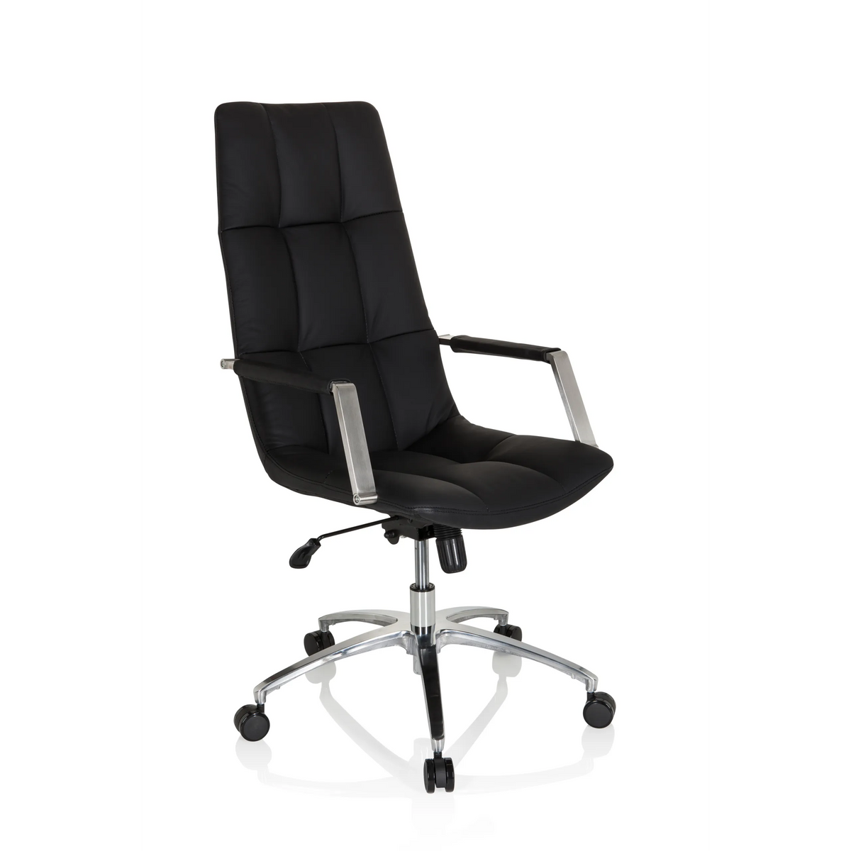 Schwarzer Homeoffice Chefsessel SARANTO PRO aus Leder mit glänzendem Fußkreuz mit fünf Rollen von hjh OFFICE – 360-Grad-Ansicht (schräge Frontansicht 38°)