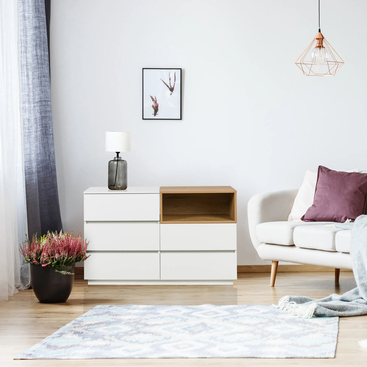 Skænk MELMO S i hvid og eg med tre skuffer og en åben hylde fra hjh LIVING