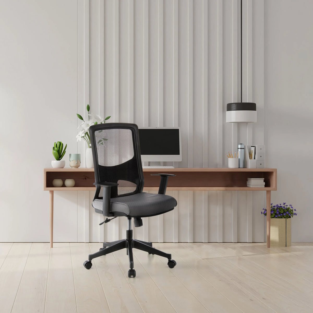 Professionel kontorstol LAVITA i sort-grå med netryglæn og armlæn fra hjh OFFICE
