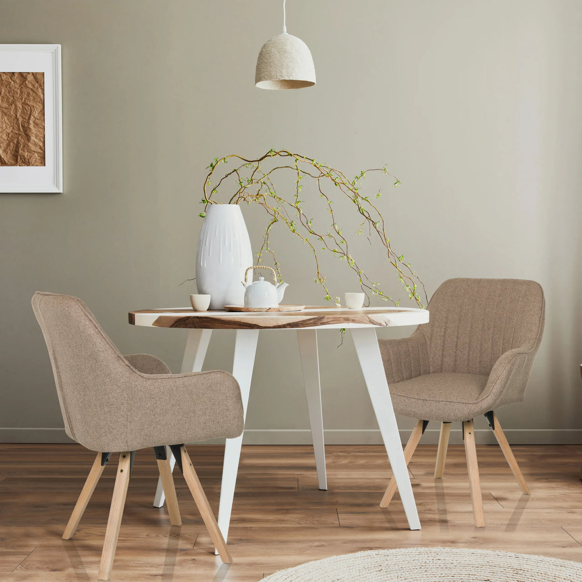 To beige SCANDI SOFT polstrede stole med træben ved et rundt spisebord fra hjh LIVING