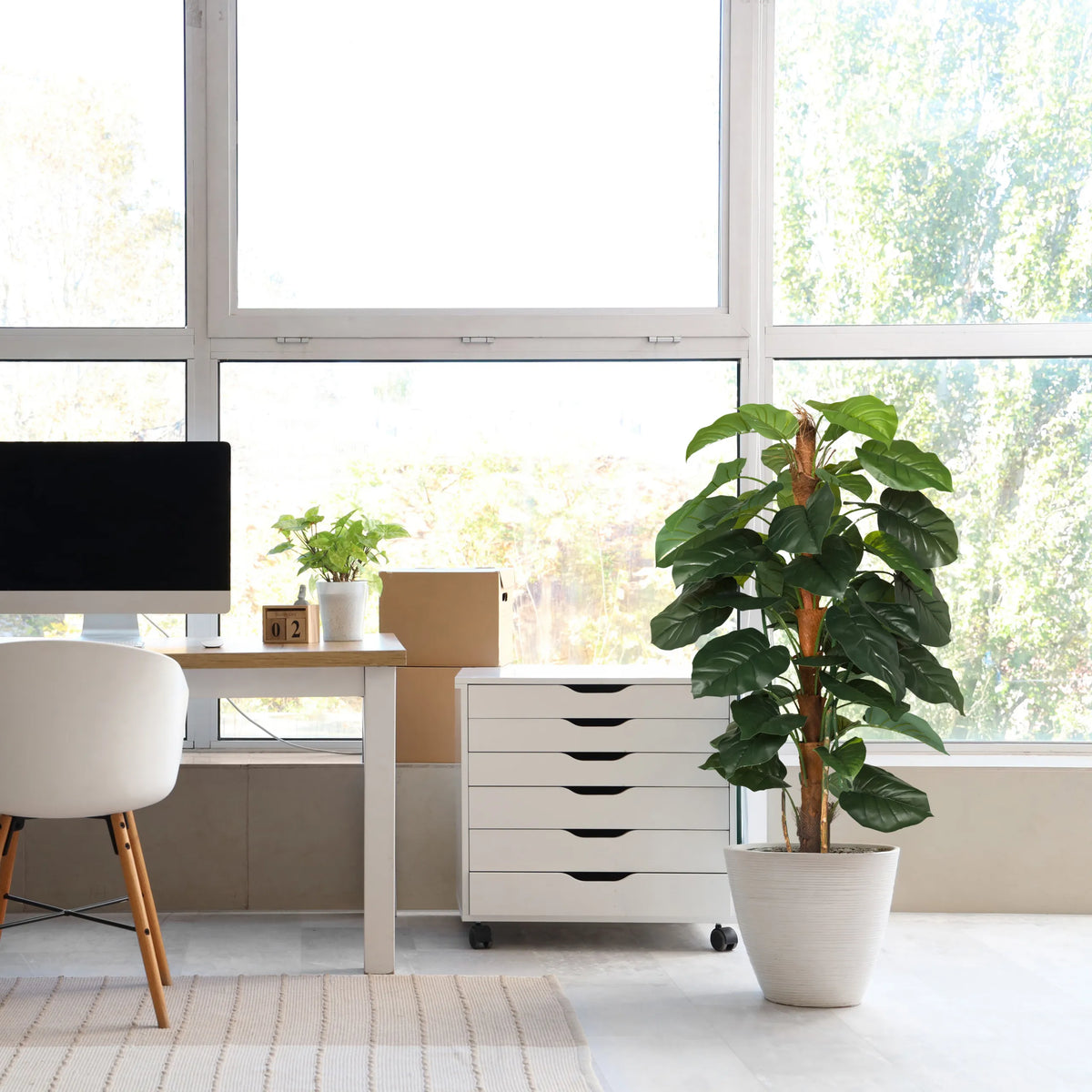 Kunstige plante EPIPREMNUM i grøn med hvid potte i et lyst rum fra hjh OFFICE