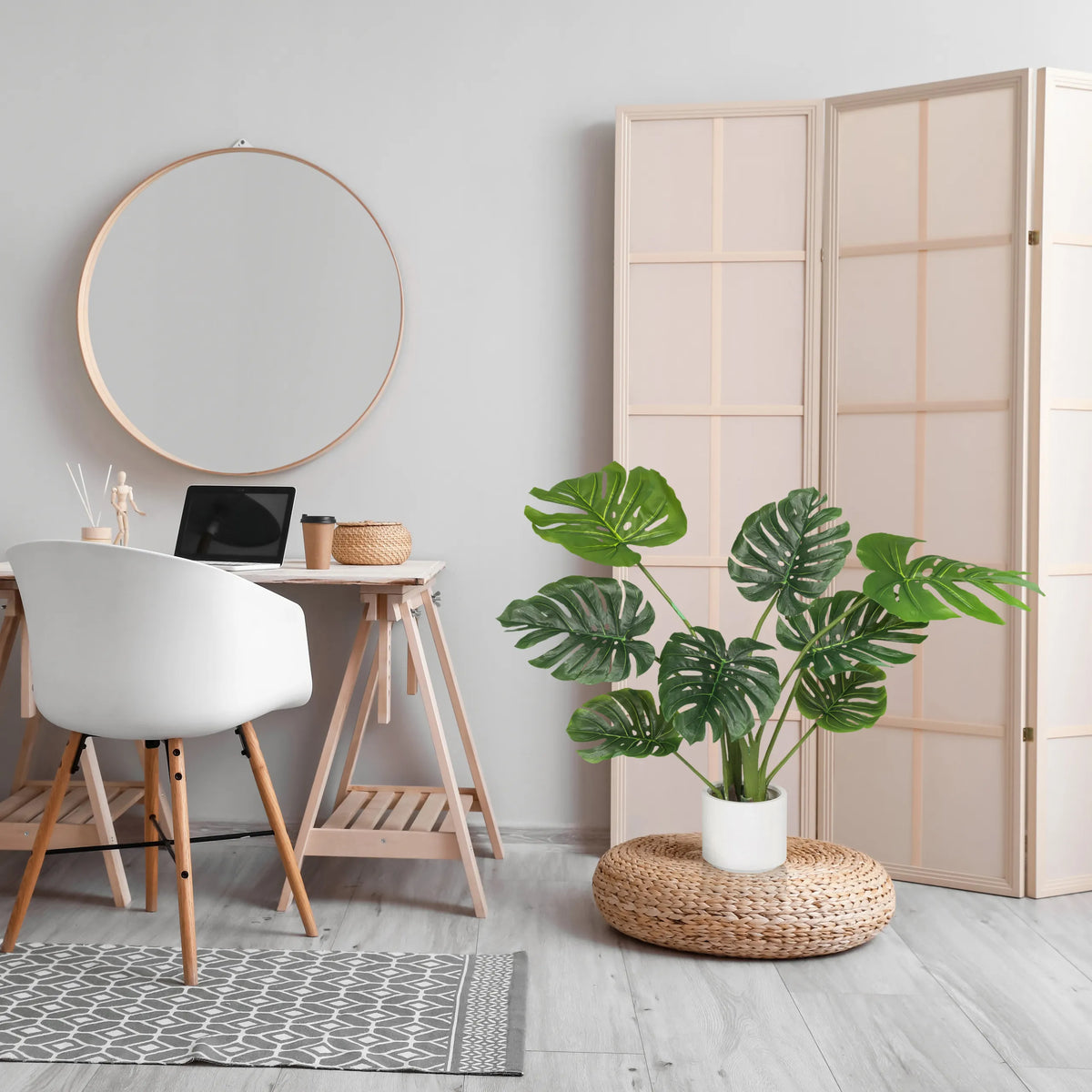 Grøn kunstige plante MONSTERA I i en hvid potte på en flettet platform fra hjh OFFICE