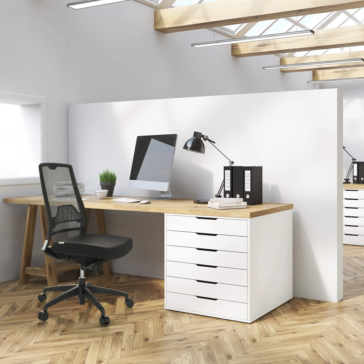 Professionel kontorstol PORTO ECO I i sort med netryglæn ved et skrivebord fra hjh OFFICE