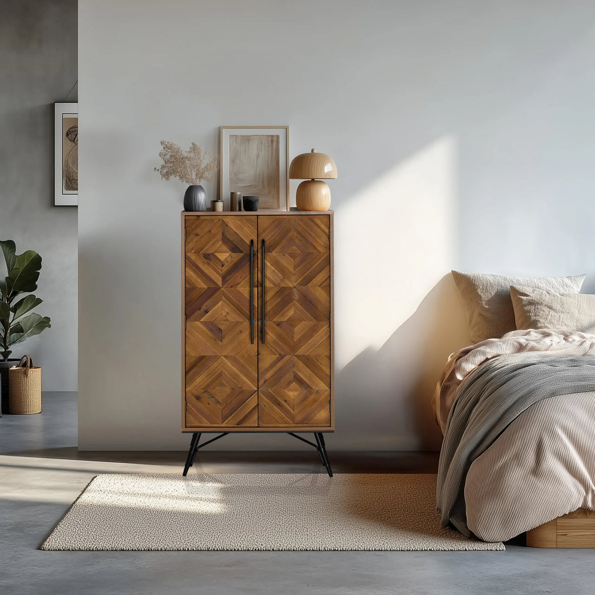 Kommode SANTJAGO WOOD HIGH i mørkebrunt træ med geometrisk mønster og sorte metalben fra hjh LIVING