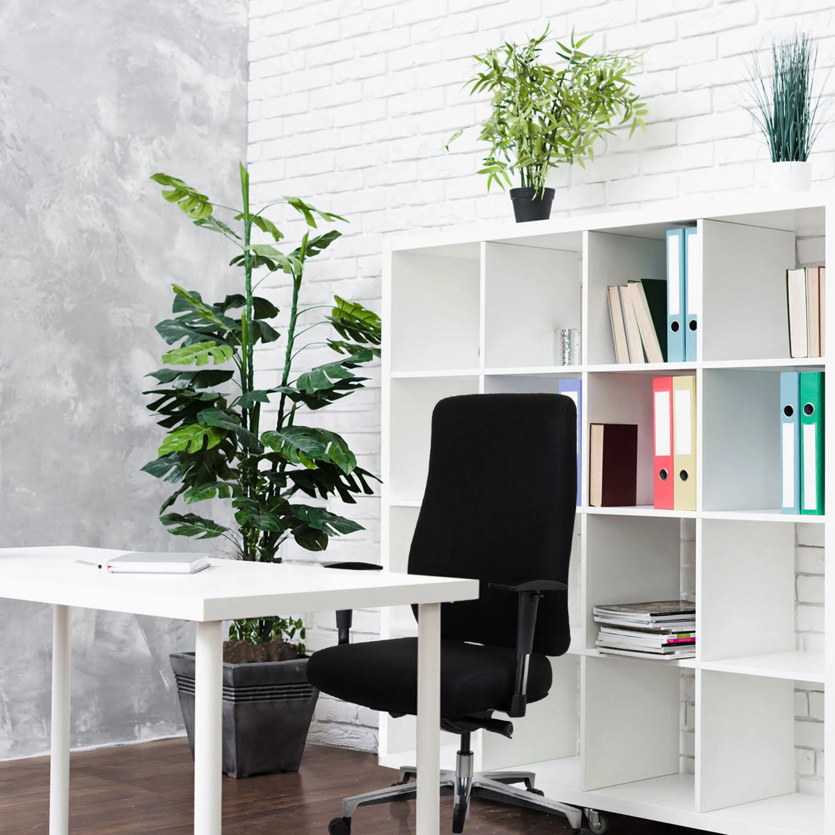 Sort Professionel kontorstol FORCOM foran en hvid reol og et hvidt skrivebord fra hjh OFFICE