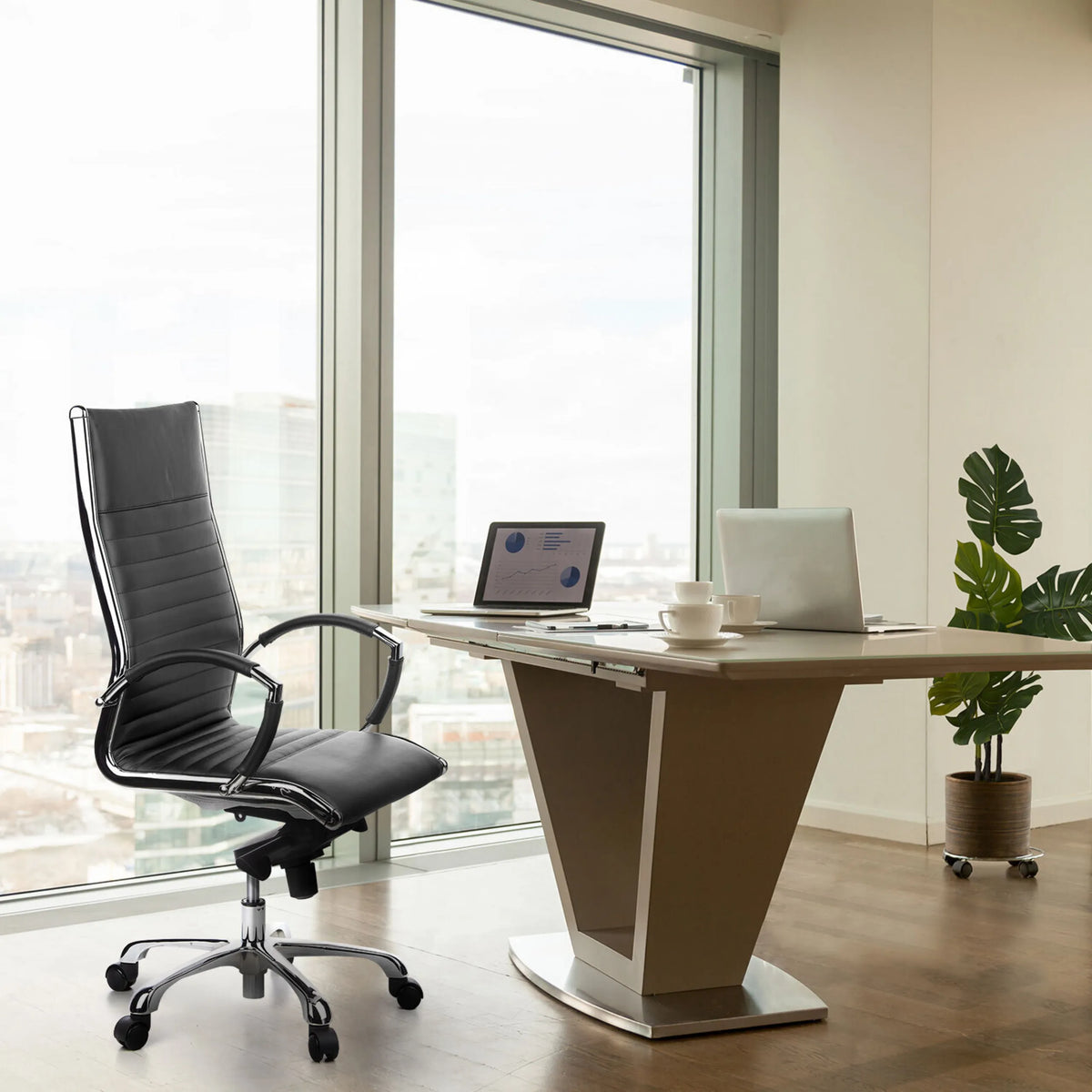 Professionel chefstol PARMA 20 i sort med quiltet polstring og forkromet fodkryds ved et skrivebord fra hjh OFFICE