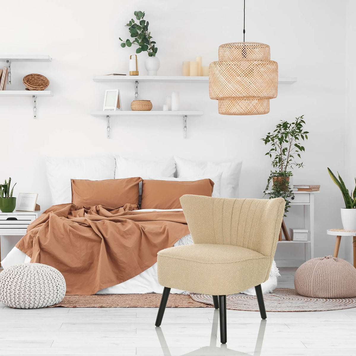 Beige Loungelænestol MANISO med quiltet ryglæn og sorte ben fra hjh LIVING