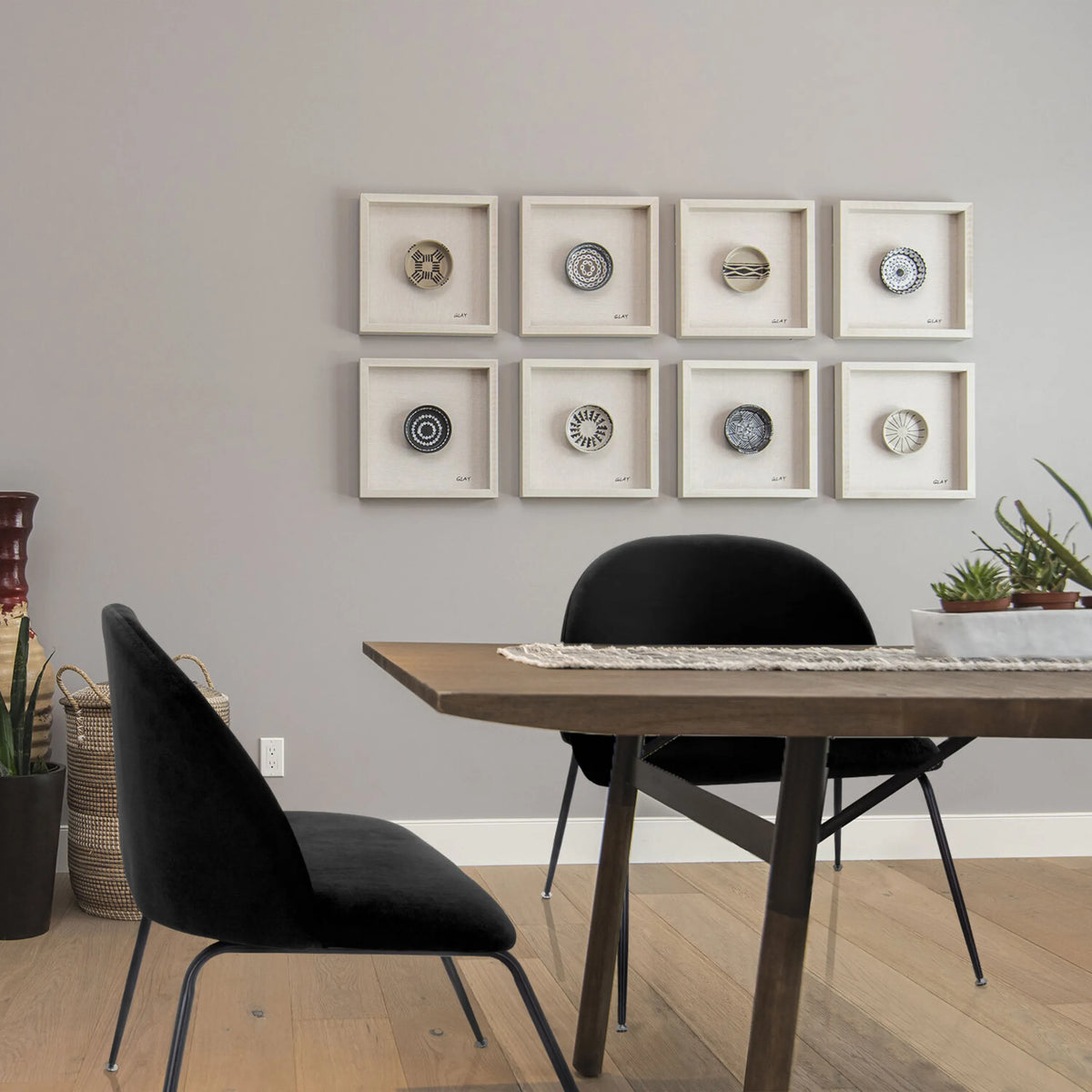 Sort polstret stol VELVO med slanke metalben ved et spisebord fra hjh OFFICE