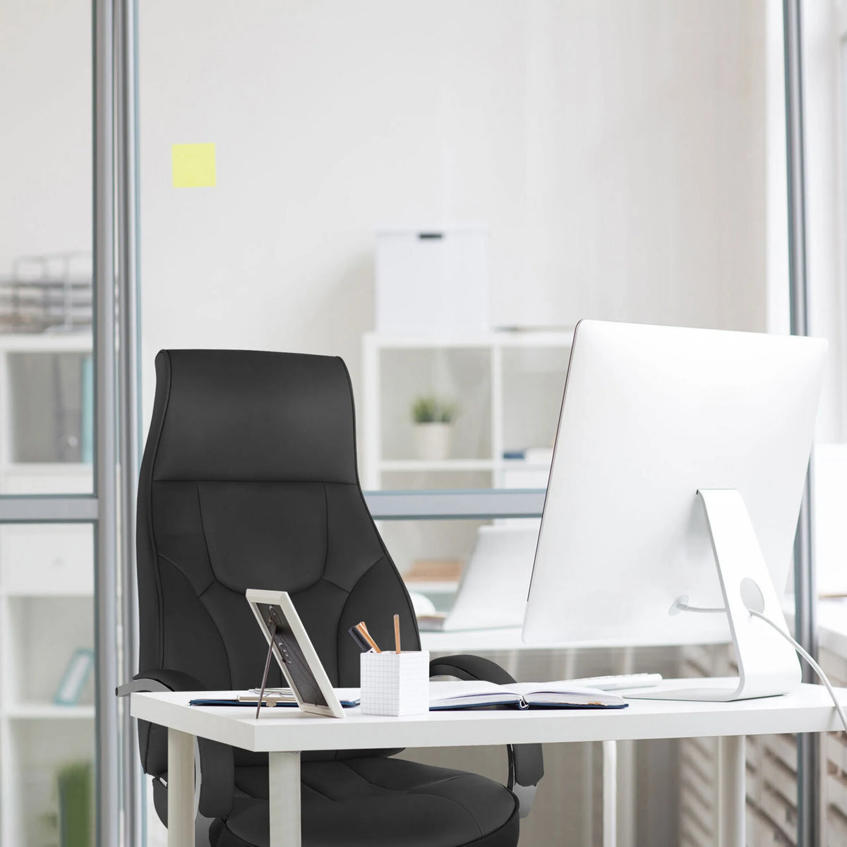 Grauer Profi-Chefsessel ELEGANCE I an einem weißen Schreibtisch mit Computer monitor von hjh OFFICE