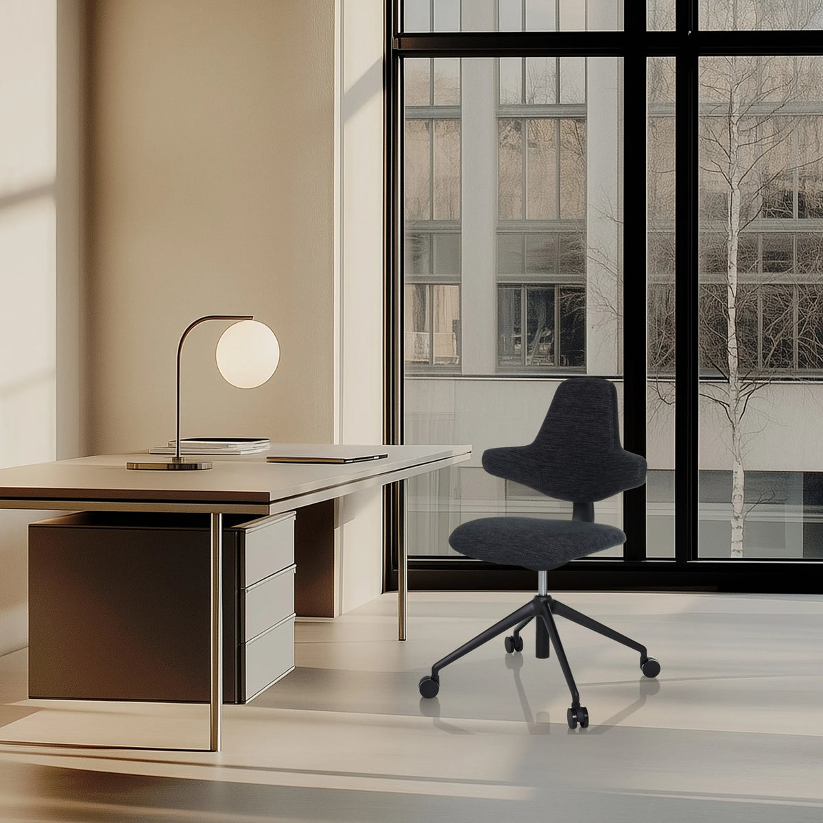 Schwarzer Profi-Bürostuhl PALIANO mit fünf Rollen vor einem Schreibtisch von hjh OFFICE