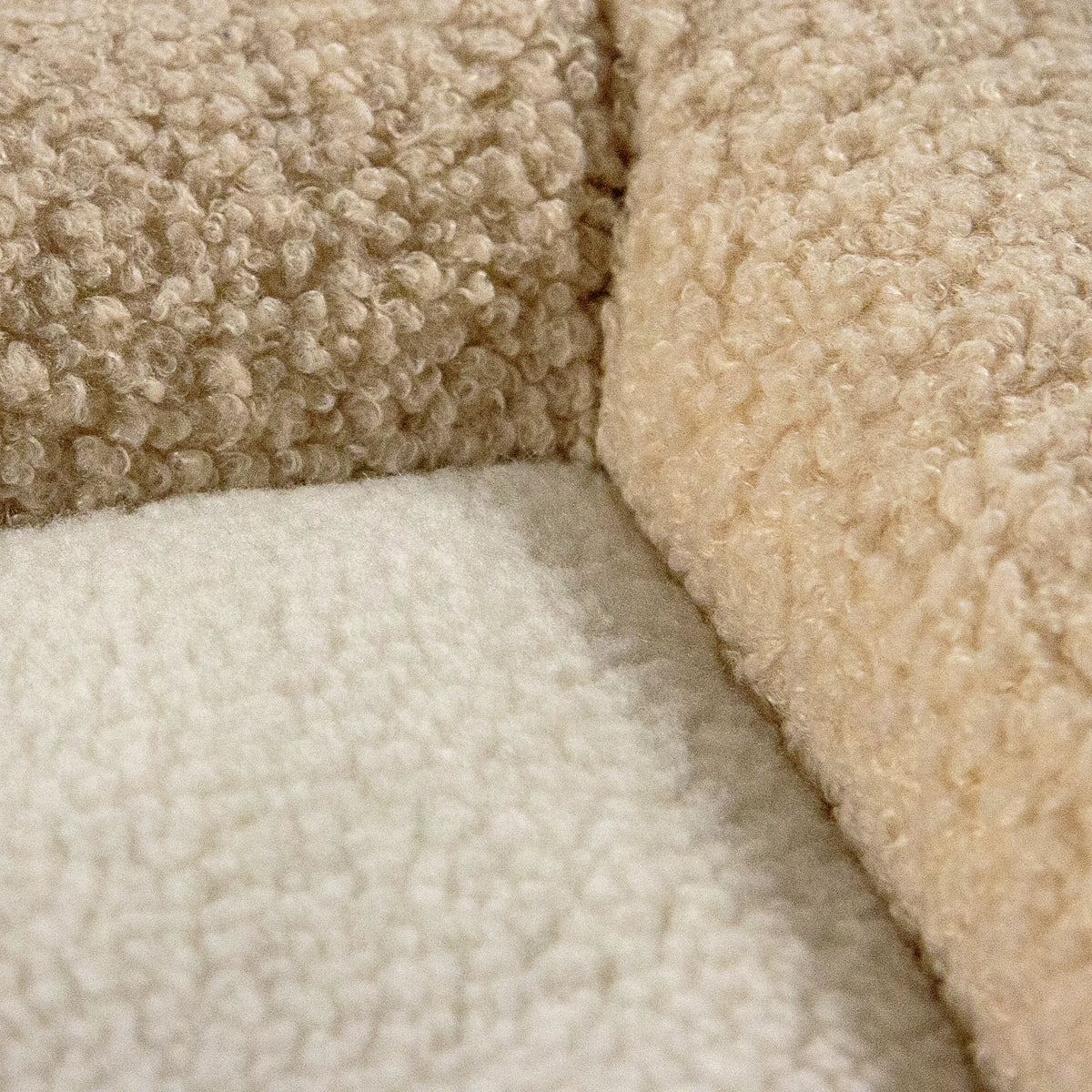 Beige teddy-stof fra PAWY ES kattehus fra hjh LIVING