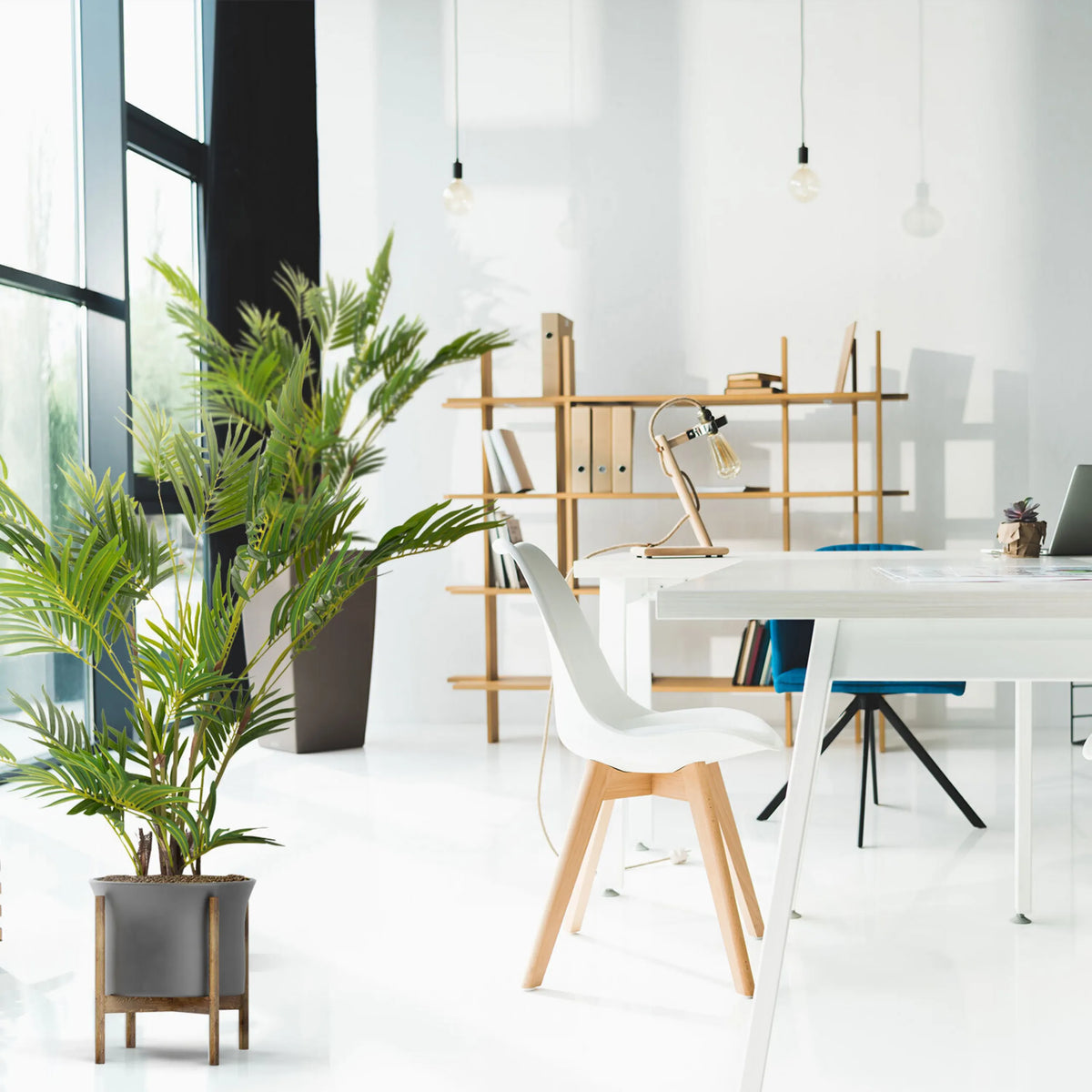 Grøn kunstig plante ARECA I i en grå potte på et træstativ fra hjh OFFICE