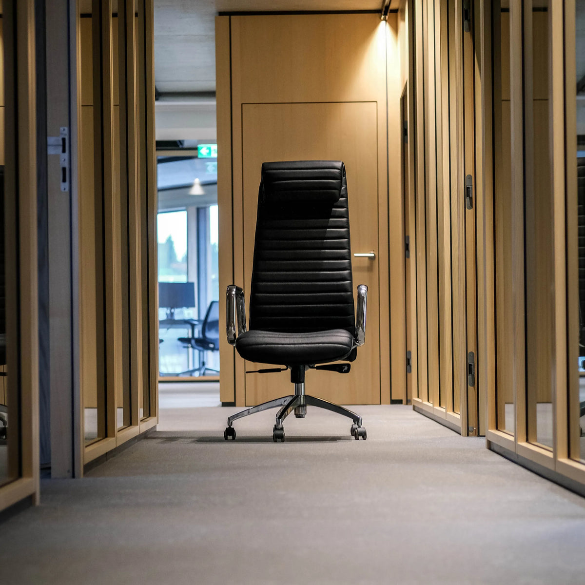 Luksus-chefstol ASPERA 20 i sort med quiltet polstring og sølvfarvede armlæn fra hjh OFFICE