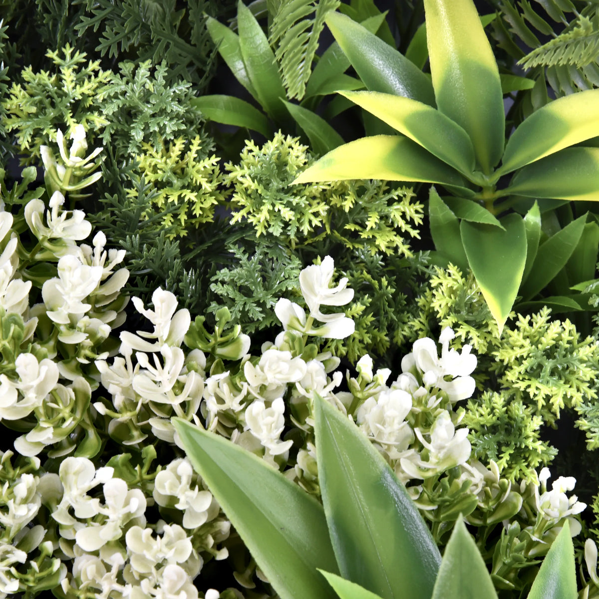 Nærbillede af de grønne plastplanter på Plantemåtte LEAFLUXE WALL 1 fra hjh LIVING