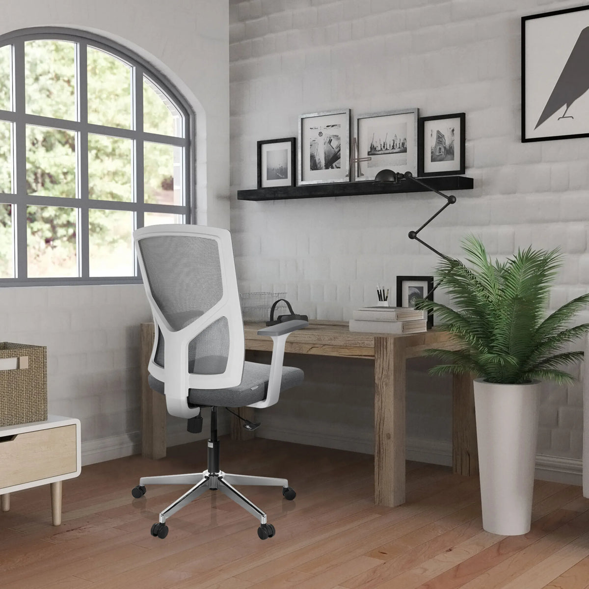Grå Home Office kontorstol BRETON BASE W med hvid ramme og netryglæn fra hjh OFFICE