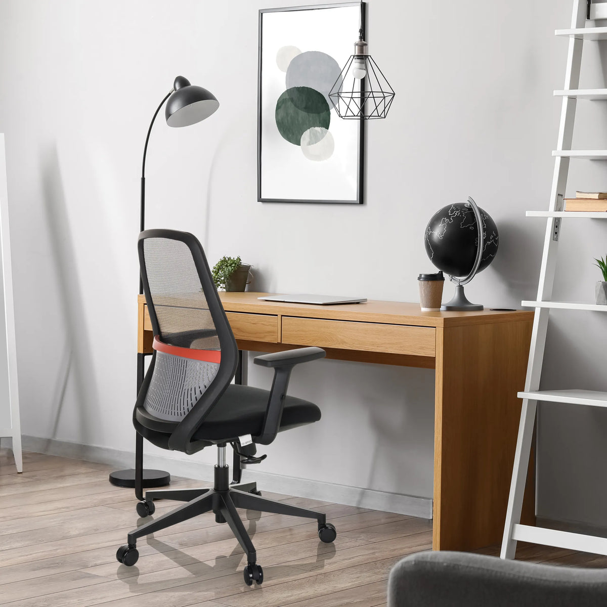 Professionel kontorstol CARLOW I i sort med netryglæn og armlæn fra hjh OFFICE