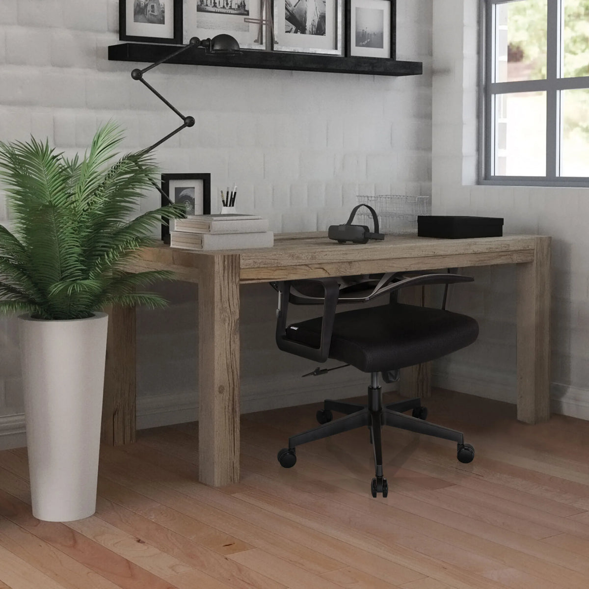 Sort Home Office kontorstol ENCO ved et træbord i et lyst rum fra hjh OFFICE