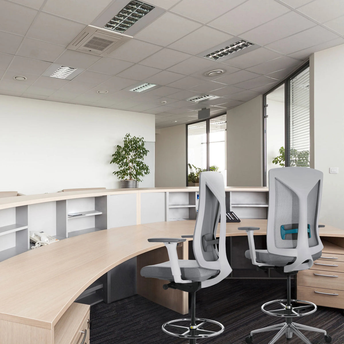To grå HALIFAX WORK diskstole med netryg og fodringe ved et buet skrivebord fra hjh OFFICE