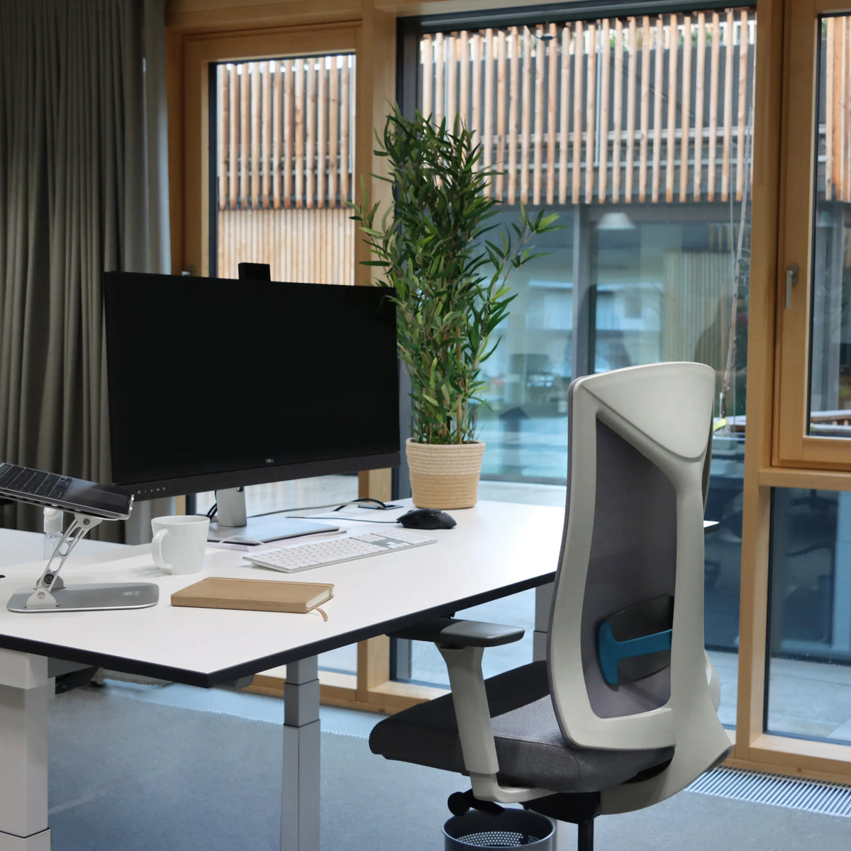 Grå HALIFAX WORK diskstol ved et hvidt skrivebord i et lyst rum fra hjh OFFICE