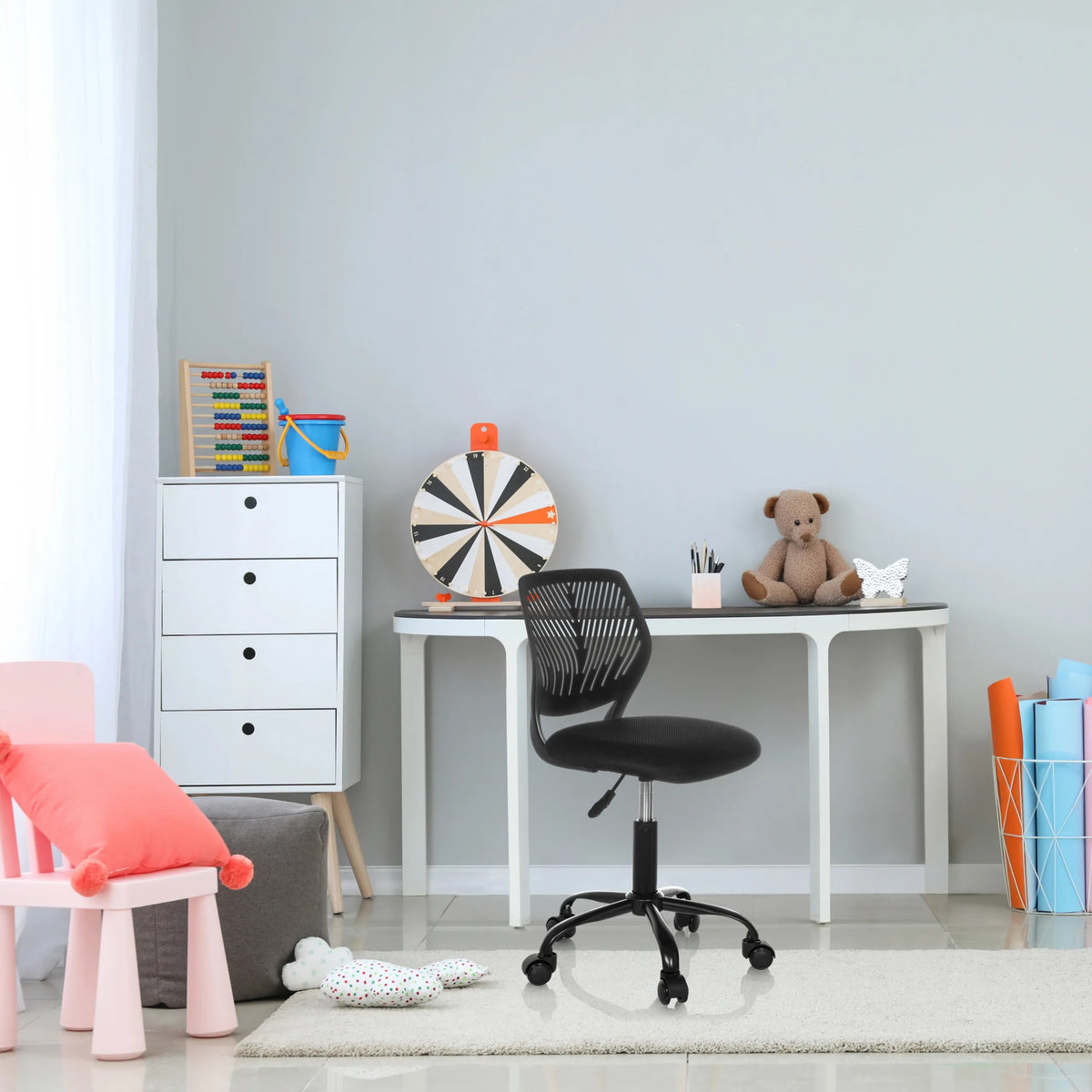 Sort Drejestol til børn KID QB med netryglæn og hjul ved et hvidt skrivebord fra hjh OFFICE