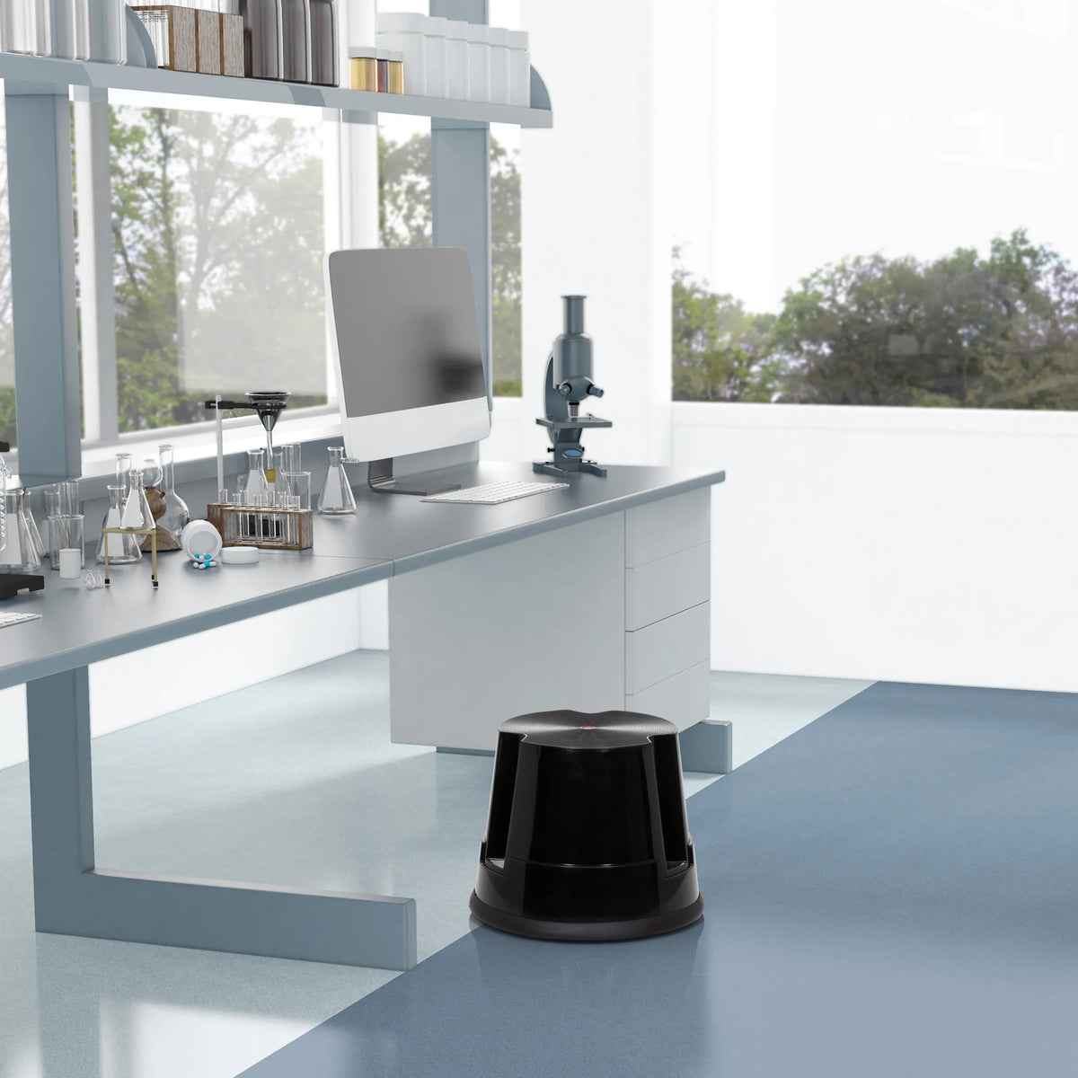 Sort trinskammel TIO-S foran et laboratoriebord i et lyst lokale fra hjh OFFICE