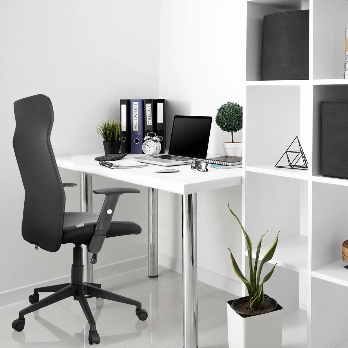 Sort Home Office kontorstol ARTON 30 med armlæn og hjul ved et hvidt skrivebord fra hjh OFFICE