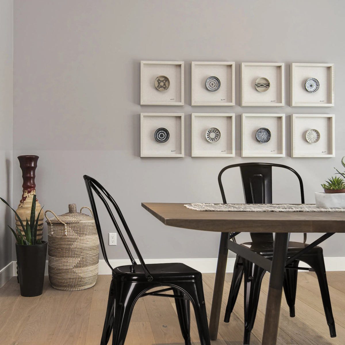 Sorte Bistrostole VANTAGGIO COMFORT i metal ved et træbord fra hjh OFFICE