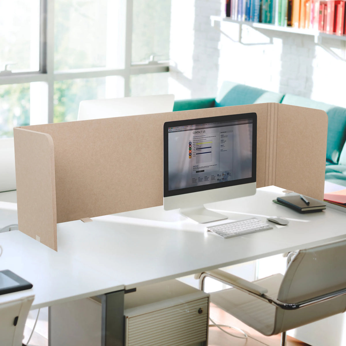 Beige bordopdeler FLEXMIUT U med en bredde på 160 cm på et hvidt skrivebord fra hjh OFFICE