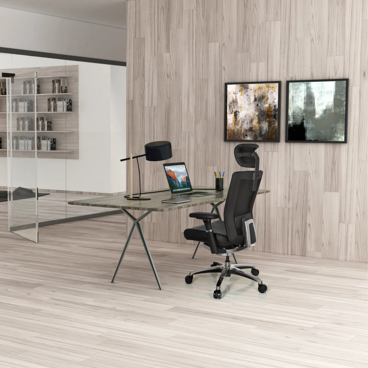 Sort professionel kontorstol NOVA i læder ved et skrivebord i et moderne indrettet kontor fra hjh OFFICE