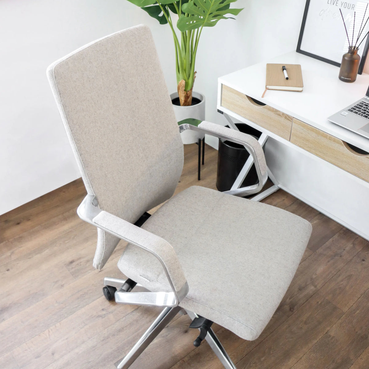 Beige professionel kontorstol BESSONA med armlæn og aluminiumsfod foran et hvidt skrivebord fra hjh OFFICE